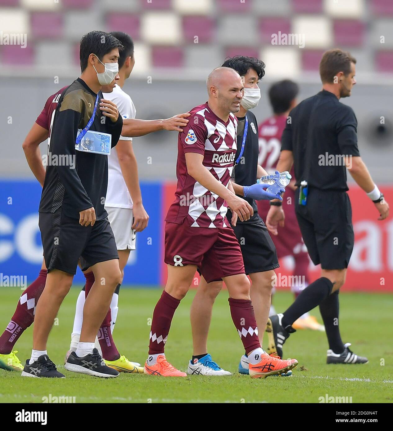 Doha, Qatar. 7th Dec, 2020. Andres Iniesta (C) of Vissel Kobe leaves the pitch due to injury during the round of 16 match of the AFC Champions League between Shanghai SIPG FC of China and Vissel Kobe of Japan in Doha, Qatar, Dec. 7, 2020. Credit: Nikku/Xinhua/Alamy Live News Stock Photo