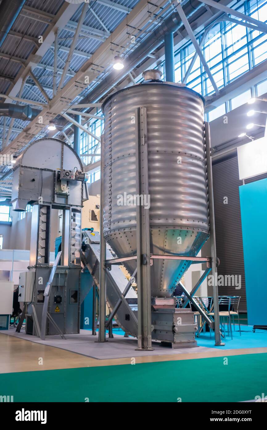 Grain store silo with discharge hopper storage of agricultural food