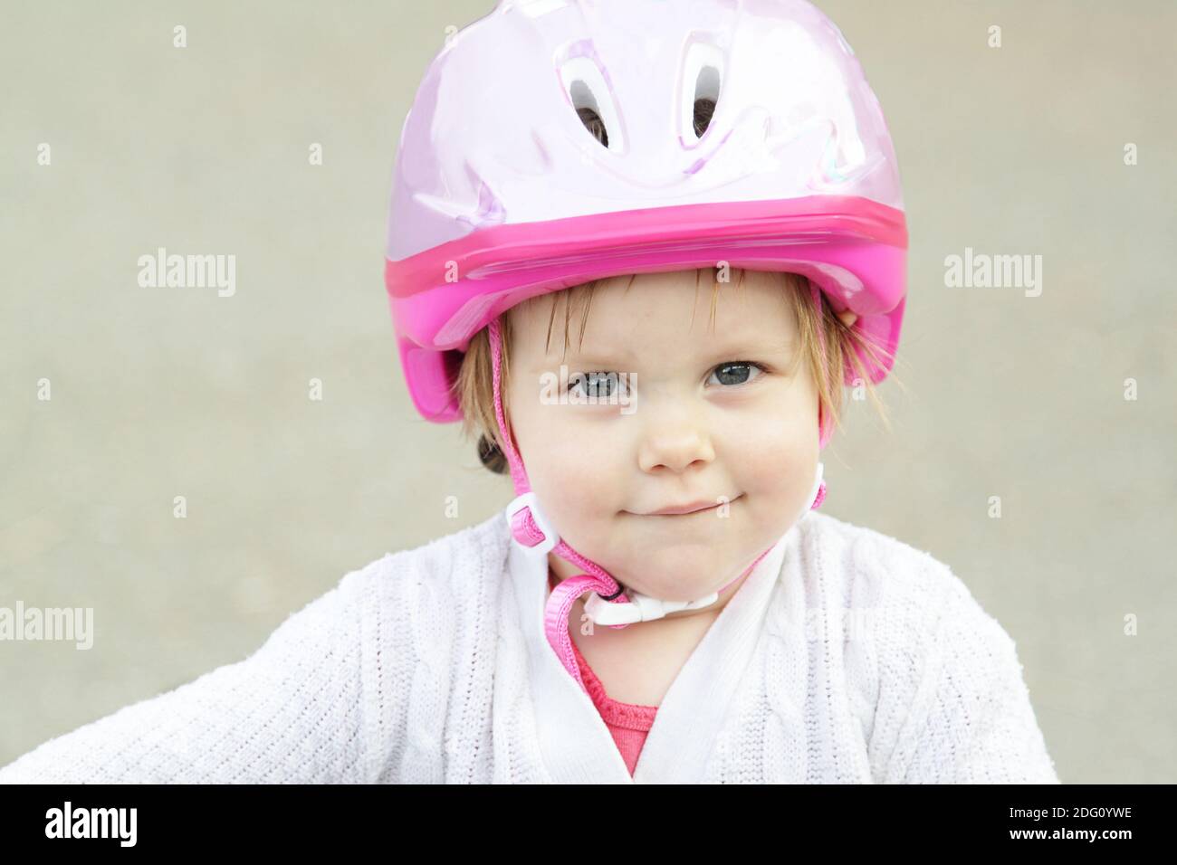 Niña con casco new arrivals
