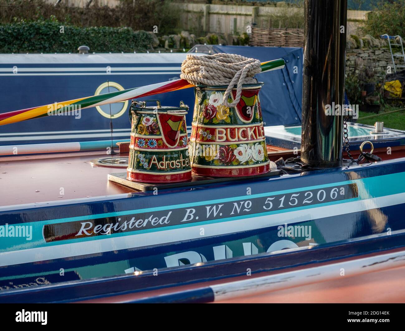 Buckby watering cans decorated in Roses and Castles canal art, Stoke Bruerne, UK Stock Photo