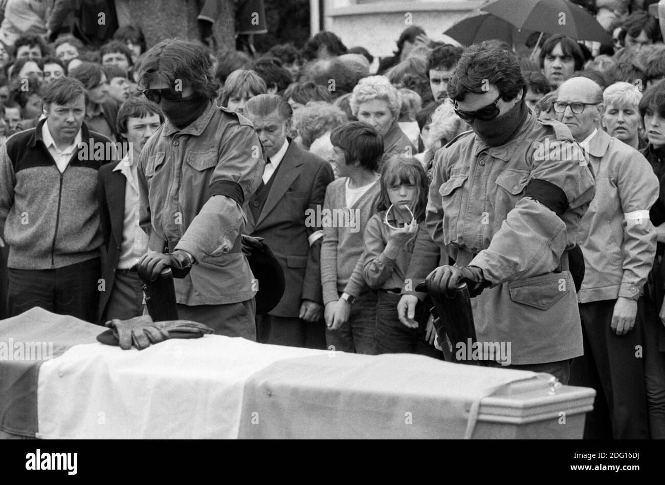 Hunger striker Joe McDonnell's funeral.1980s Died on 'active service', a guard of honour, paramilitary gunmen say a prayer before shooting over the coffin. July 1981. 80s Belfast Northern Ireland HOMER SYKES Stock Photo