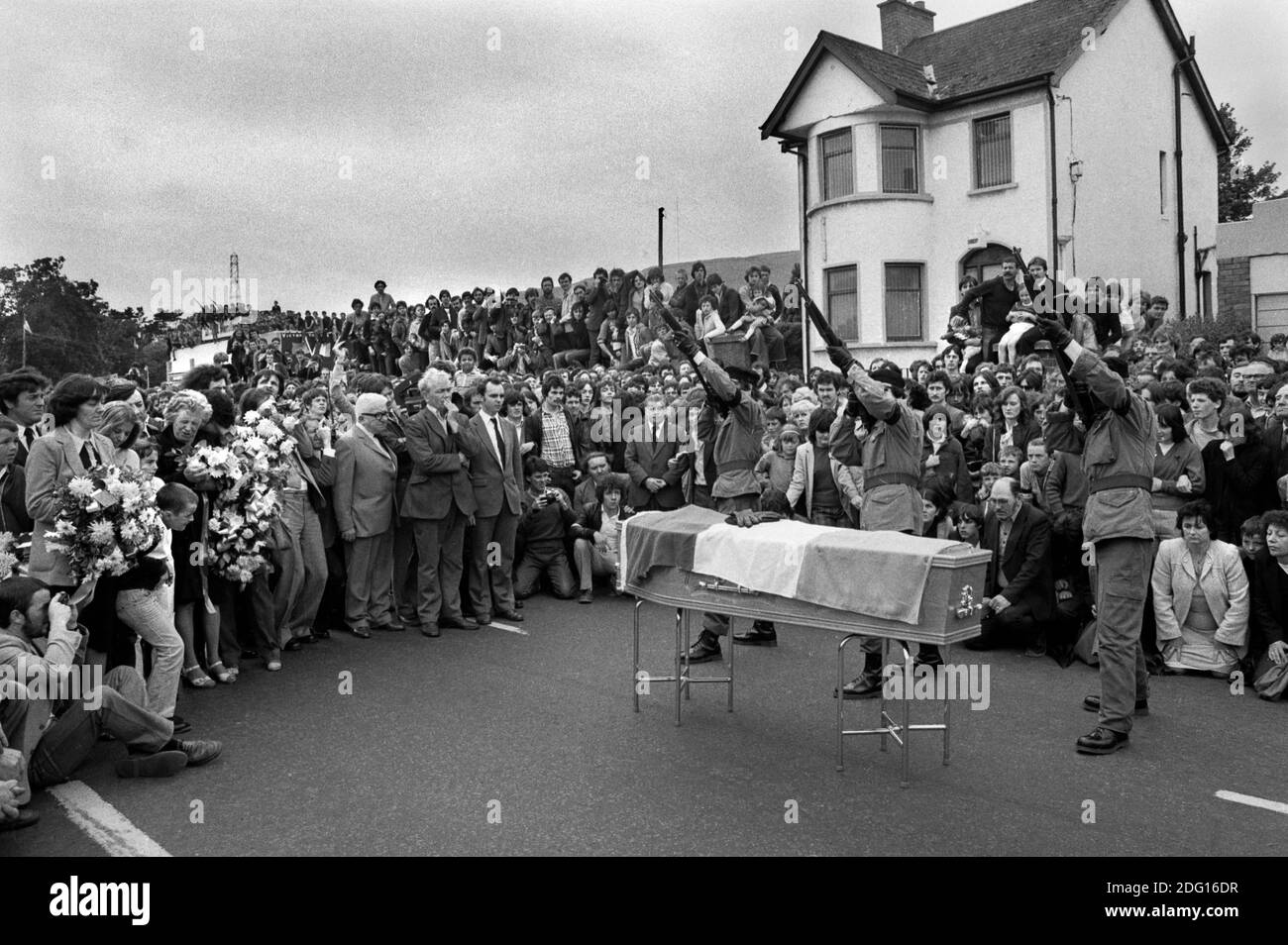 Hunger striker Joe McDonnells funeral,The Troubles 1980s. Joe McDonnell died on 'active service'  a guard of honour, paramilitary gunmen shooting over the coffin. Belfast Northern Ireland. July 1981. 80s His family extreme left, his wife Goretti who his holding up his small son and other family members. HOMER SYKES Stock Photo