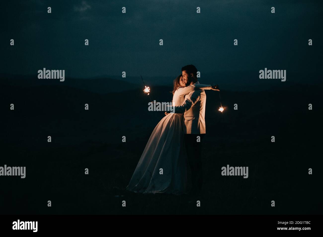 Couple kissing night outside hi-res stock photography and images - Alamy