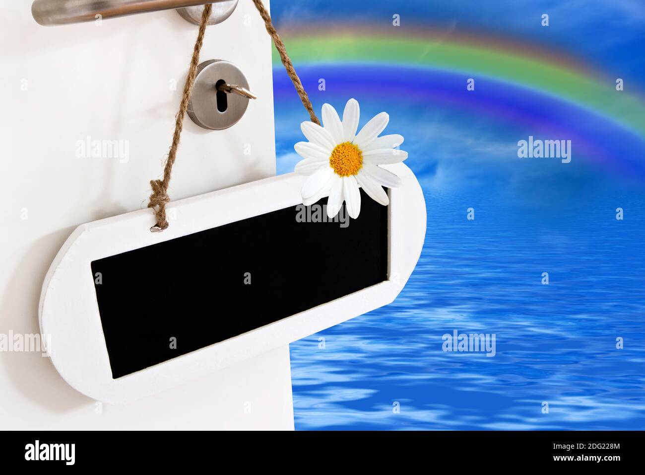 Offene Tür mit Kreidetafel , Ozean und Regenbogen Stock Photo