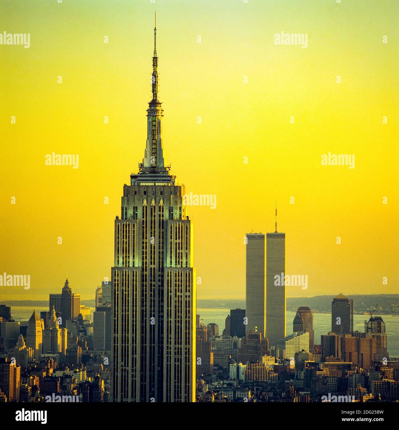 New York 1985, Empire State building , WTC World Trade Center twin towers in the distance, sunset, Manhattan skyline, New York City, NY, NYC, USA, Stock Photo
