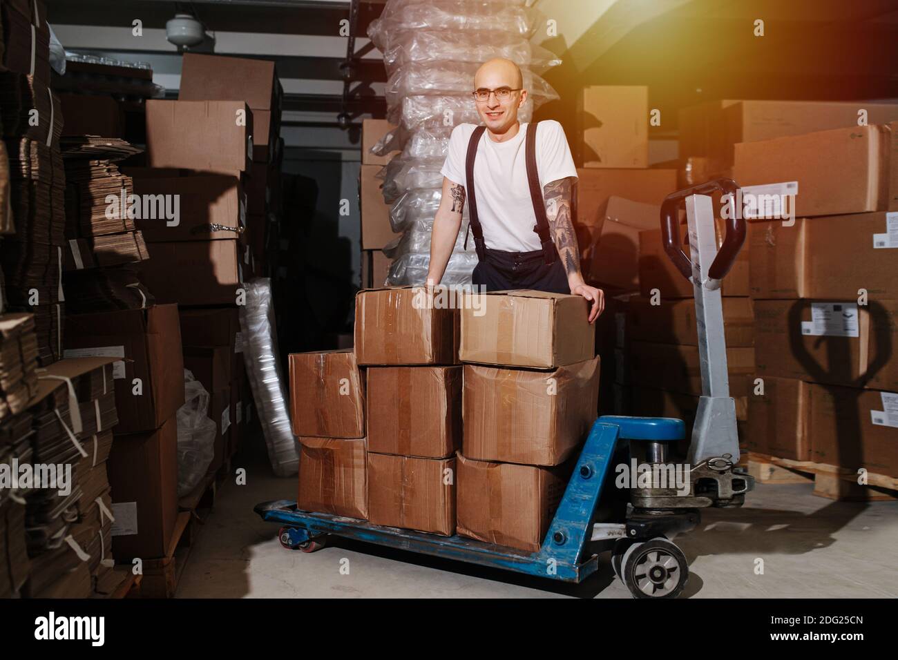 Delivery guy stack boxes hi-res stock photography and images - Alamy