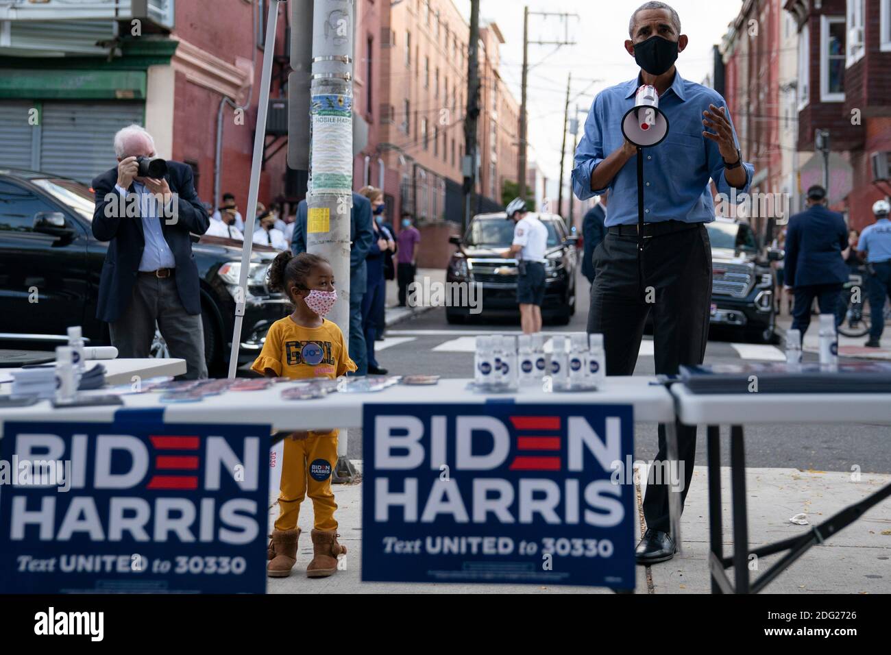 Philadelphia, Pennsylvania, USA. 21st Oct, 2020. Former US President Barack Obama speaks to volunteers at a Voter activation Center (VAC) in Philadelphia, Pennsylvania on October 21, 2020. - Former US president Barack Obama hit the campaign trail for Joe Biden today in a bid to drum up support for his former vice president among young Americans and Black voters in the final stretch of the White House race. Credit: Alex Edelman/ZUMA Wire/Alamy Live News Stock Photo