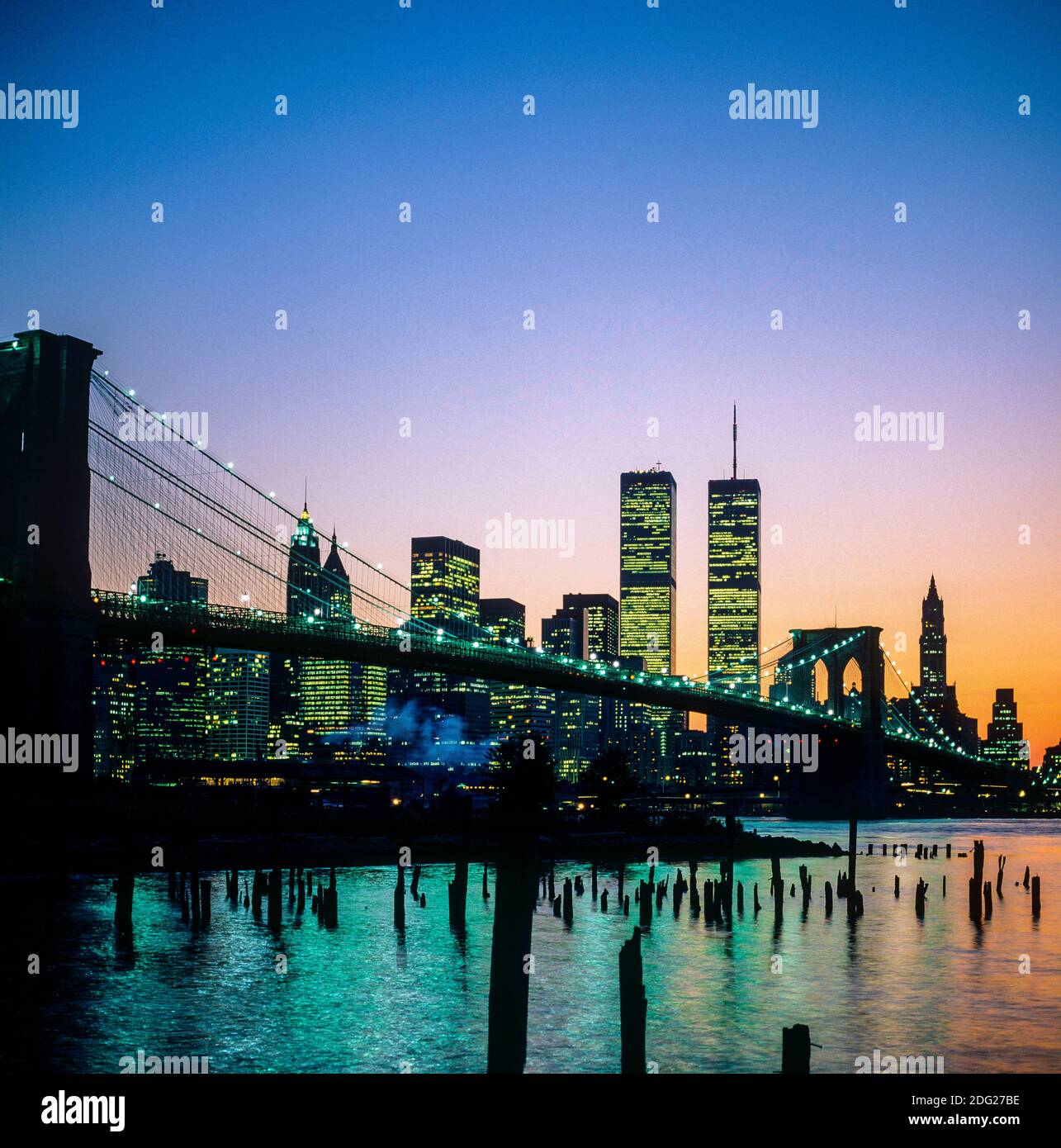 New York 1985, Brooklyn bridge, East river, Manhattan skyline, WTC World Trade Center twin towers in the distance, dusk, New York City, NY, NYC, USA, Stock Photo