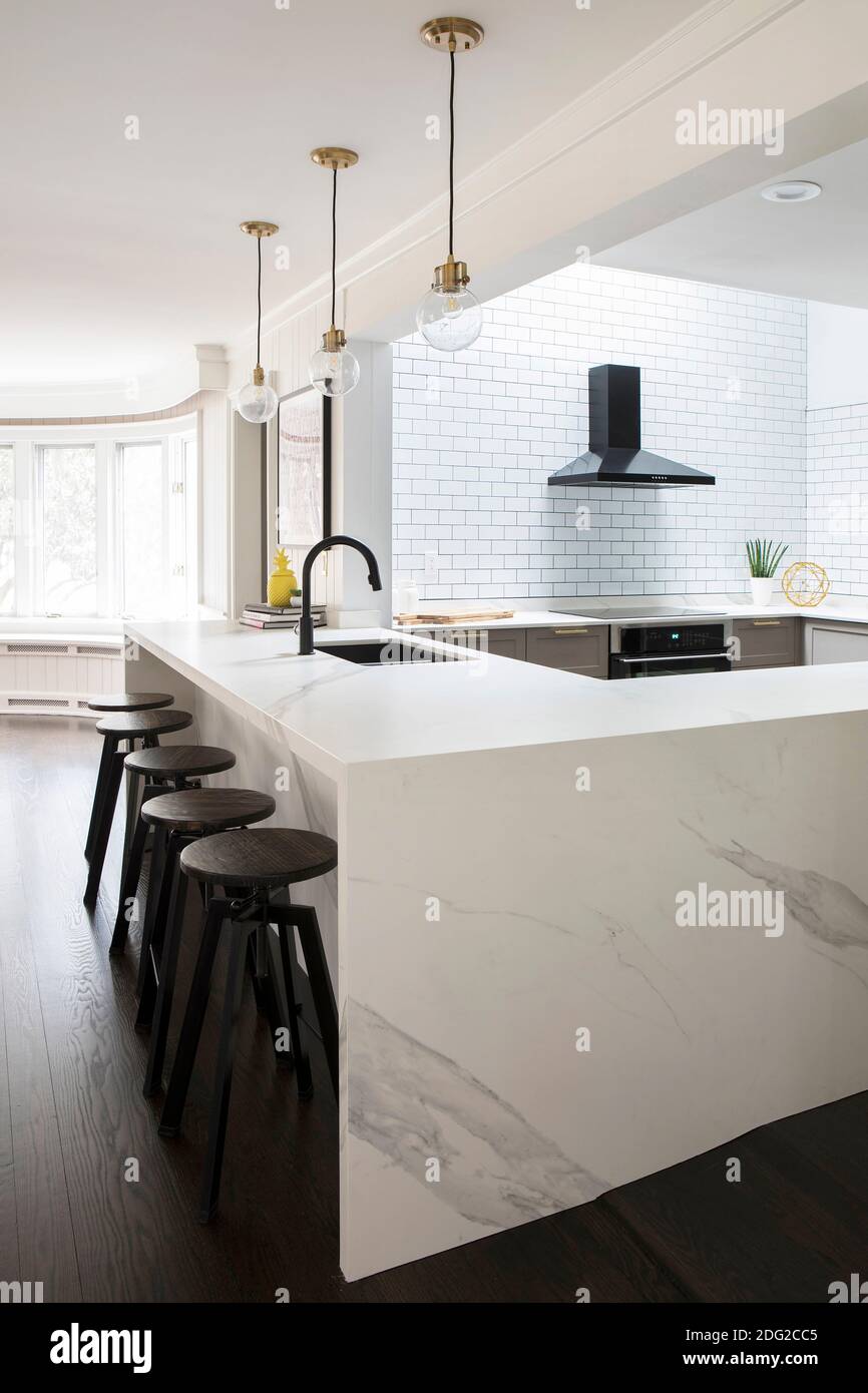Modern open plan kitchen Stock Photo - Alamy