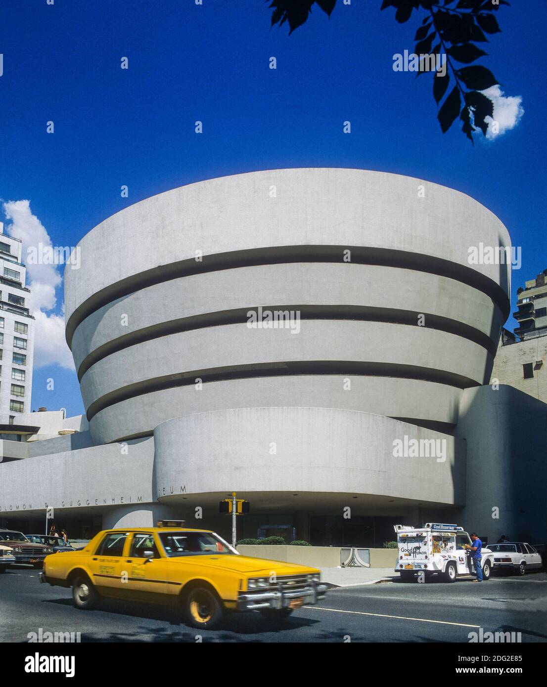 New York 1985, Solomon R. Guggenheim museum, yellow taxi, 5th Avenue, Upper East side, Manhattan, New York City, NY, NYC, USA, Stock Photo