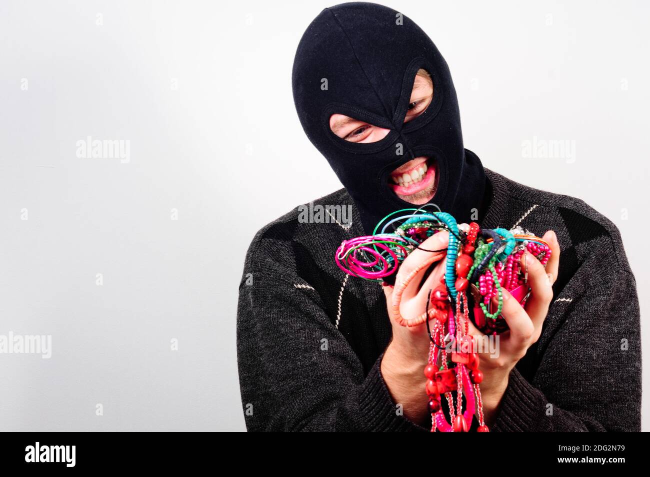 Одежда и маска похититель. Маска похитителя. Маска похитителя. Похититель в маске. Человек в маске вора.