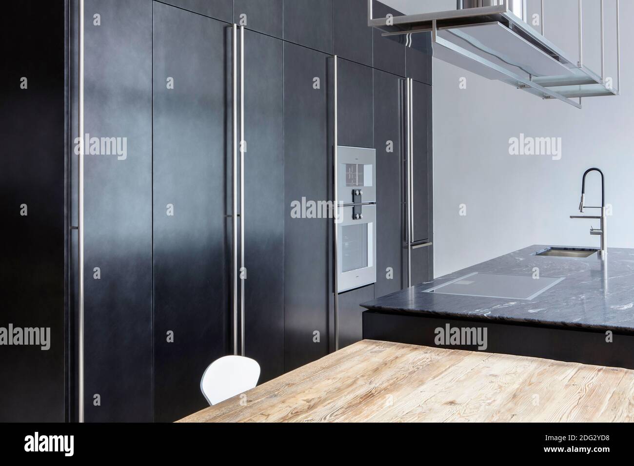 Modern open plan kitchen Stock Photo - Alamy