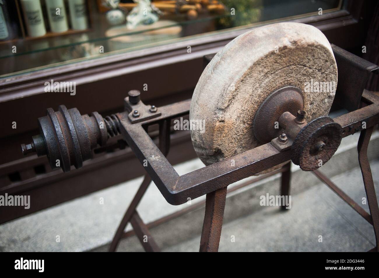 https://c8.alamy.com/comp/2DG3446/antique-sharpening-wheel-closeup-otdoors-2DG3446.jpg