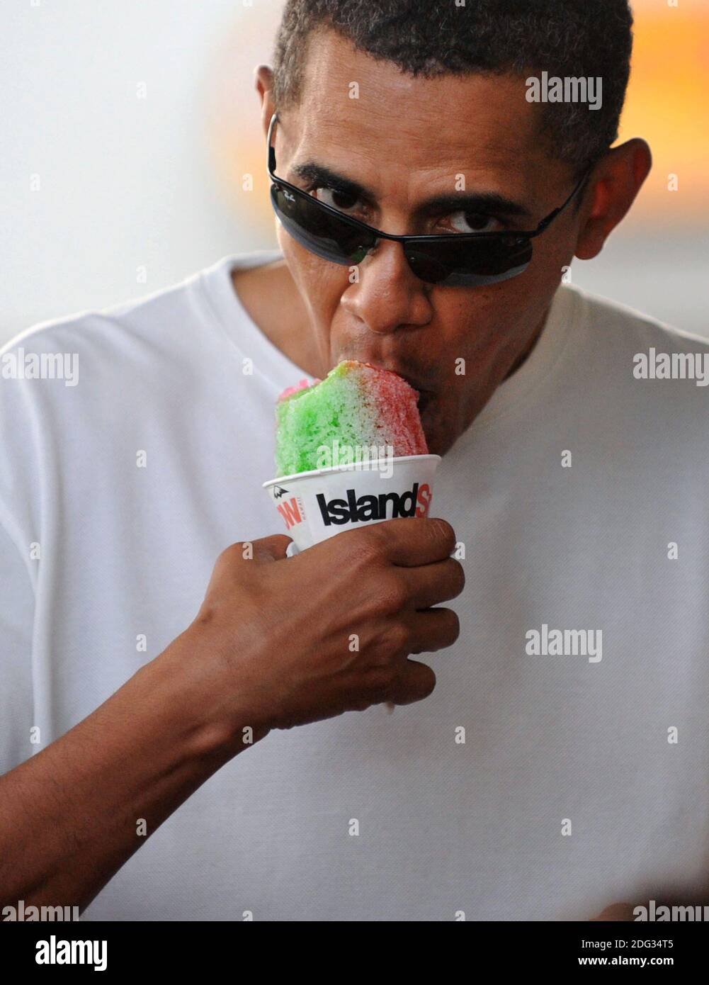 US President Barack Obama enjoys 'Snowbama' shave ice (CQ) at Island Snow  hawaii located in Kailua, HI, USA, on January 1, 2010. Photo by Cory  Lum/ABACAPRESS.COM Stock Photo - Alamy