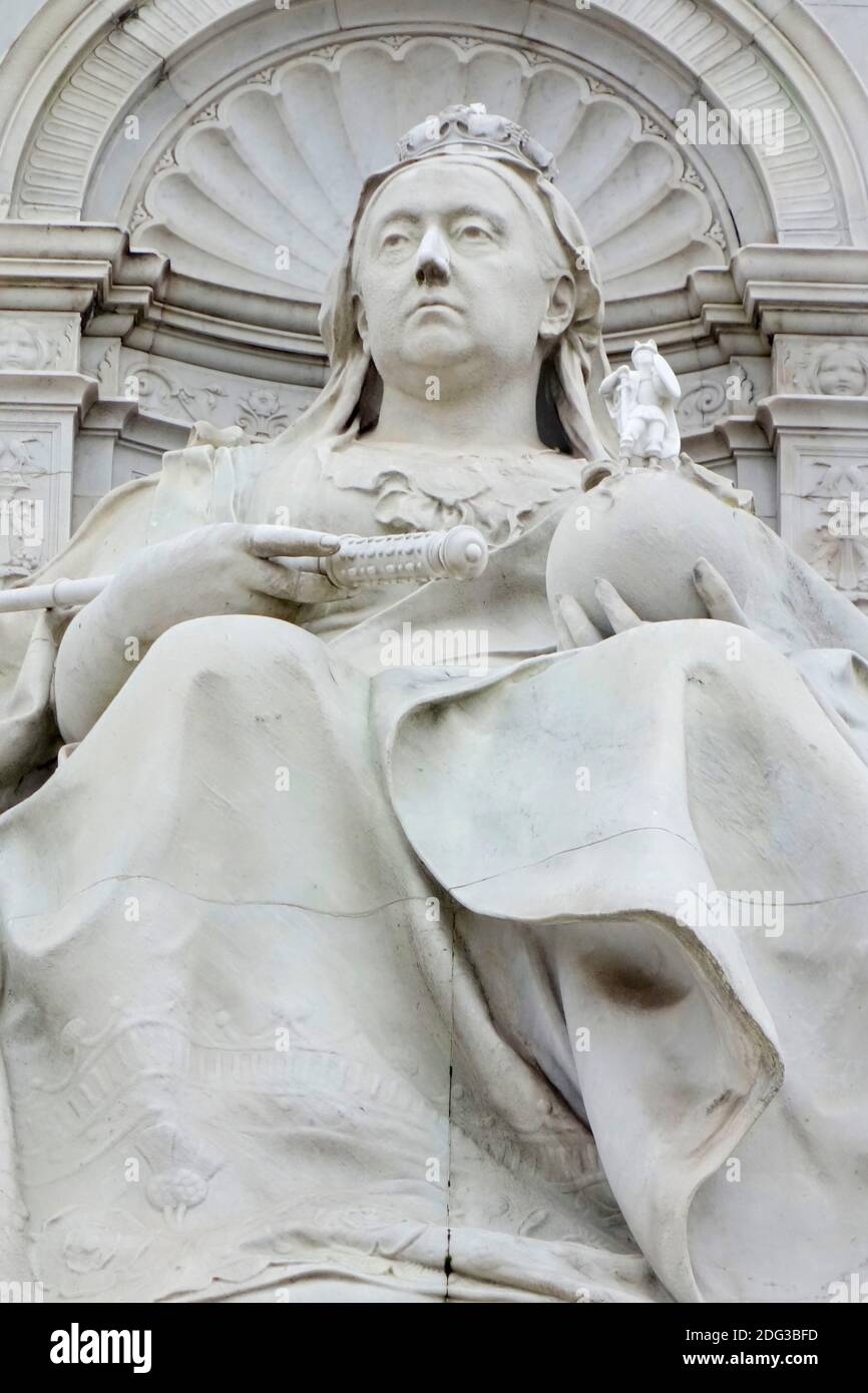 Statue of an enthroned Queen Victoria in front of Buckingham Palace