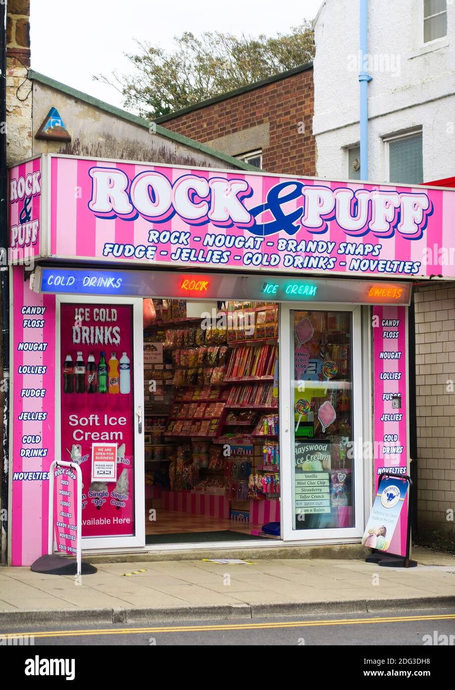 Rock and Puff seaside shop in Hunstanton Stock Photo - Alamy