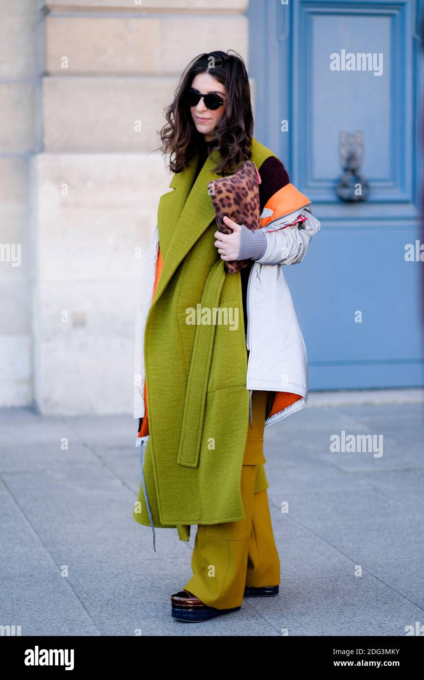 Street style, arriving at Balenciaga Fall-Winter 2017-2018 menswear show  held at Place Vendome, in Paris, France, on January 18, 2017. Photo by  Marie-Paola Bertrand-Hillion/ABACAPRESS.COM Stock Photo - Alamy