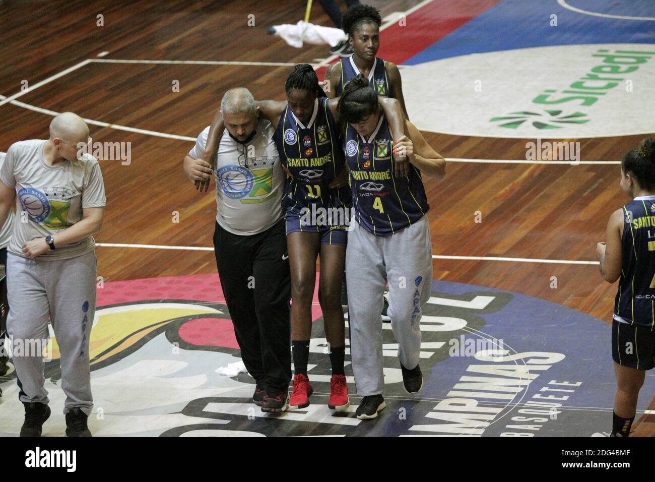 Campinas, Brazil. 07th Dec, 2020. The Vera Cruz women's basketball team faced this Monday, the Santo André/Apaba team for the Paulista championship at the Ponte Preta gym in Campinas (SP). Player Maria Carolina leaves the court with a sprained foot. Credit: Leandro Ferreira/FotoArena/Alamy Live News Stock Photo