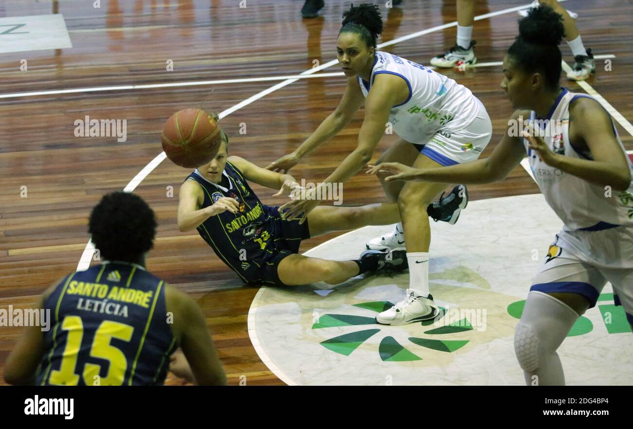 Campinas, Brazil. 07th Dec, 2020. The Vera Cruz women's basketball team faced this Monday, the Santo André/Apaba team for the Paulista championship at the Ponte Preta gym in Campinas (SP). In the photo the player Ornela in the game. Credit: Leandro Ferreira/FotoArena/Alamy Live News Stock Photo