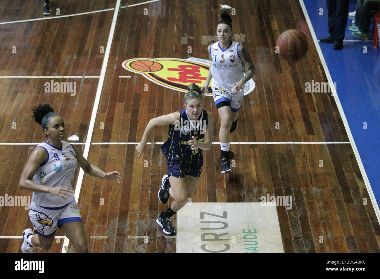 Campinas, Brazil. 07th Dec, 2020. The Vera Cruz women's basketball team faced this Monday, the Santo André/Apaba team for the Paulista championship at the Ponte Preta gym in Campinas (SP). The player Ornela and Jeane Morais in the game. Credit: Leandro Ferreira/FotoArena/Alamy Live News Stock Photo