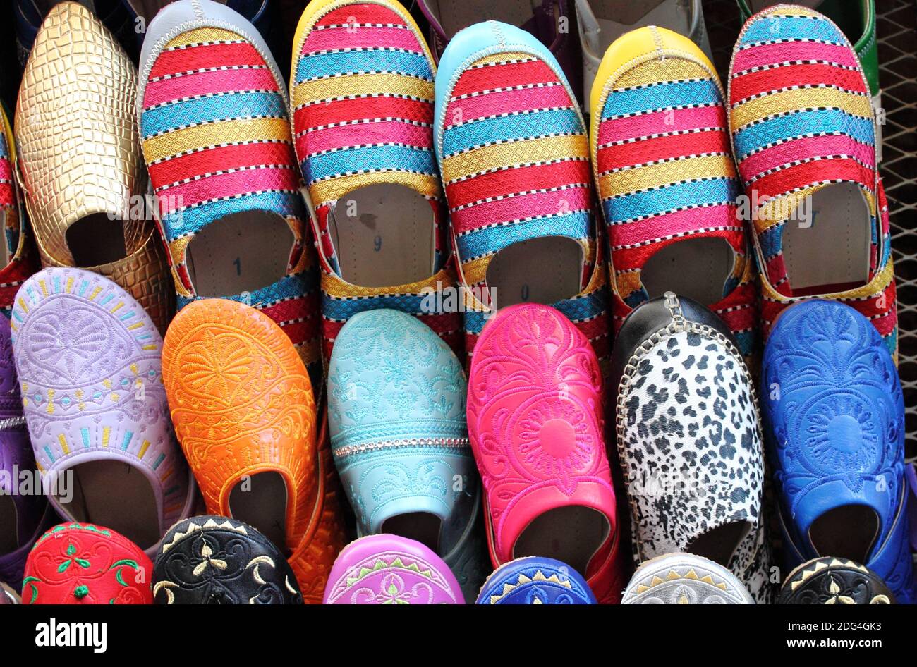 Leather moroccan slippers for sale in a market stall Stock Photo
