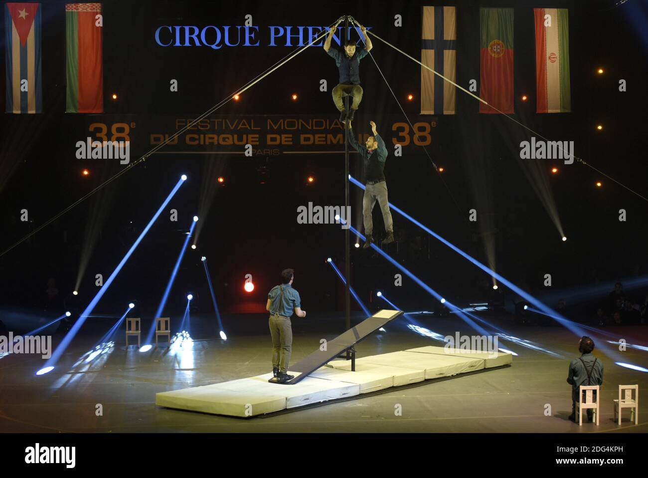 Medaille d'or pour Cirque la Compagnie (mat Chinois et planche Coreenne, France-Suisse, egalement prix de la Ville de Paris et prix du President de la Republique) lors du 38e Festival Mondial du Cirque de Demain, au Cirque Phenix, pelouse de Reuilly, Paris, France, le 29 janvier 2017. Photo Edouard BERNAUX/ABACAPRESS.COM Stock Photo