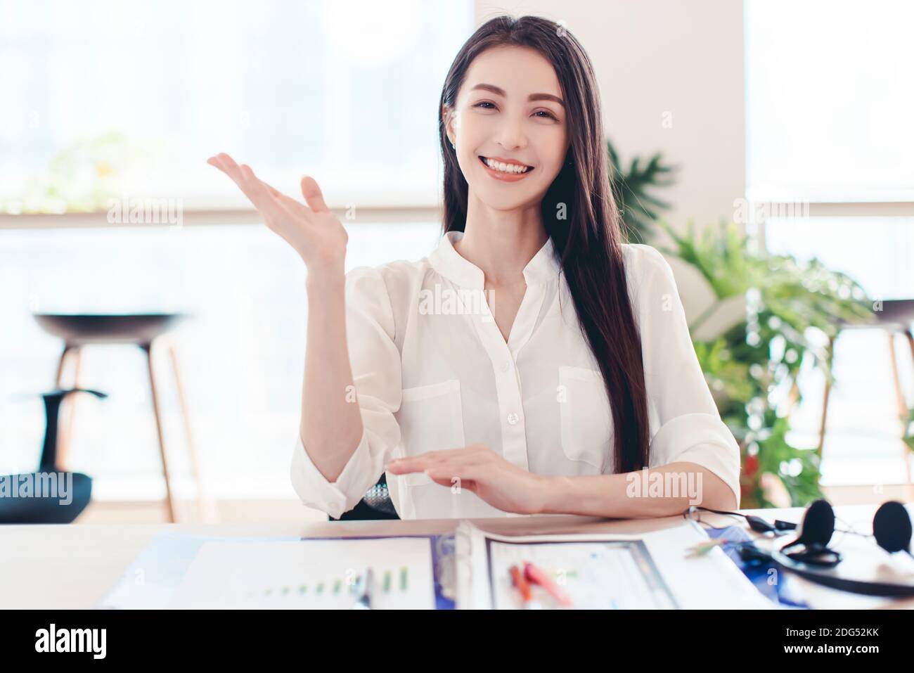 Video beautiful young business woman hi-res stock photography and ...