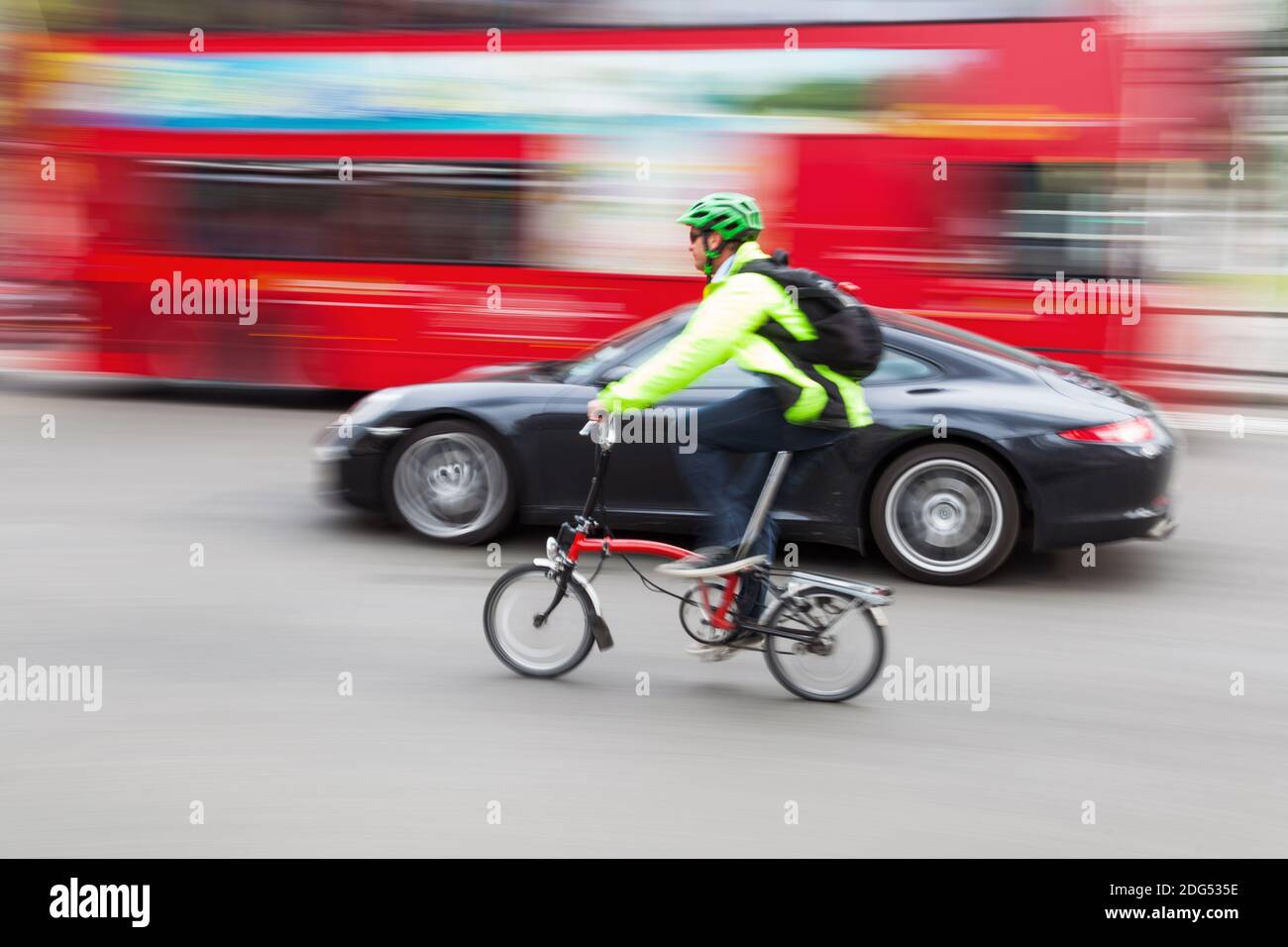 Car bus cyclist hi-res stock photography and images - Alamy