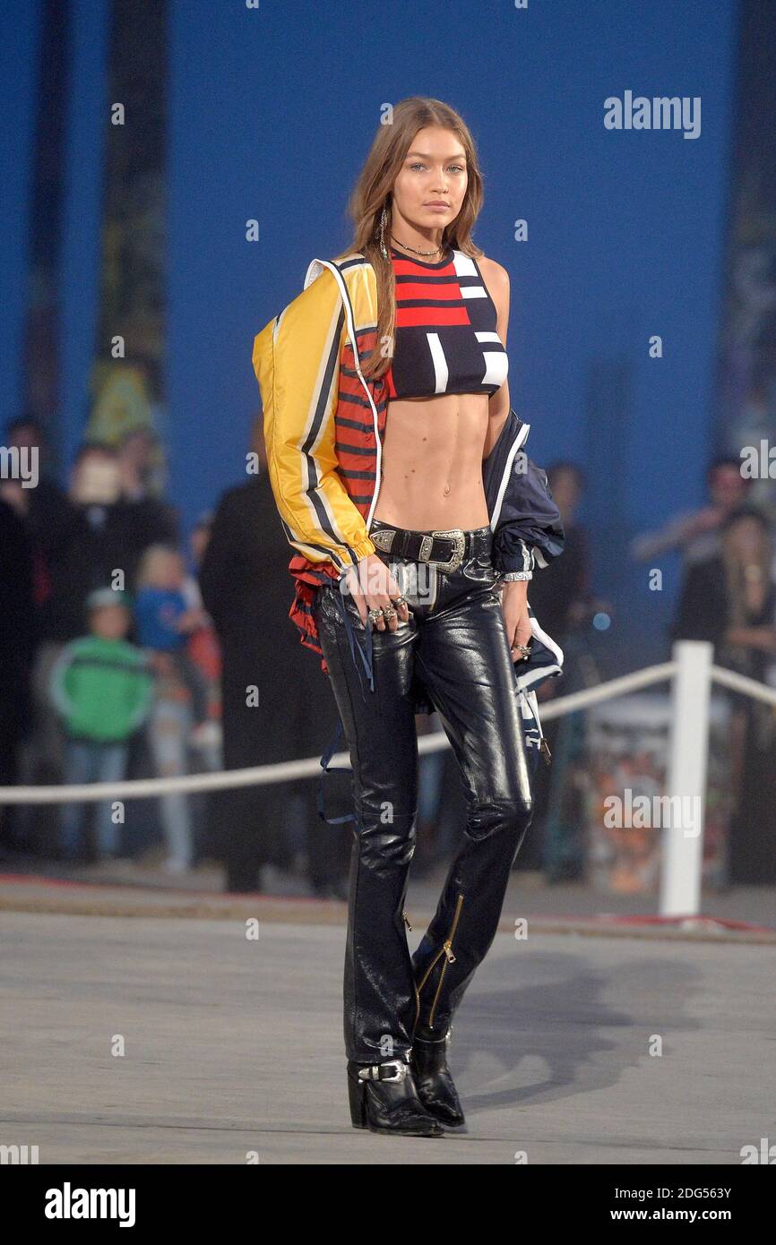 tilstødende Ved daggry lærer Gigi Hadid walks the runway at the TommyLand Tommy Hilfiger Spring 2017  Fashion Show on February 8, 2017 in Venice, Los Angeles, CA, USA. Photo By  Lionel Hahn/ABACAPRESS.COM Stock Photo - Alamy