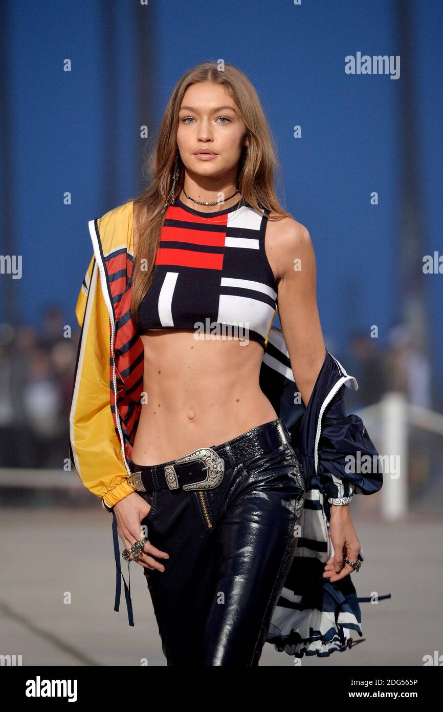 tilstødende Ved daggry lærer Gigi Hadid walks the runway at the TommyLand Tommy Hilfiger Spring 2017  Fashion Show on February 8, 2017 in Venice, Los Angeles, CA, USA. Photo By  Lionel Hahn/ABACAPRESS.COM Stock Photo - Alamy