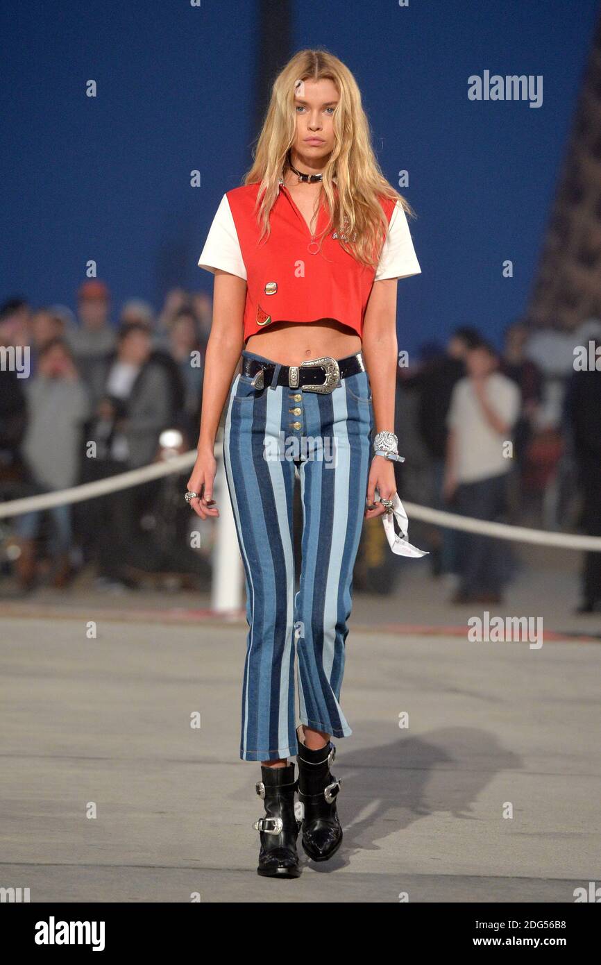 Stella Maxwell walks the runway at the TommyLand Tommy Hilfiger Spring 2017  Fashion Show on February 8, 2017 in Venice, Los Angeles, CA, USA. Photo by  Lionel Hahn/ABACAPRESS.COM Stock Photo - Alamy