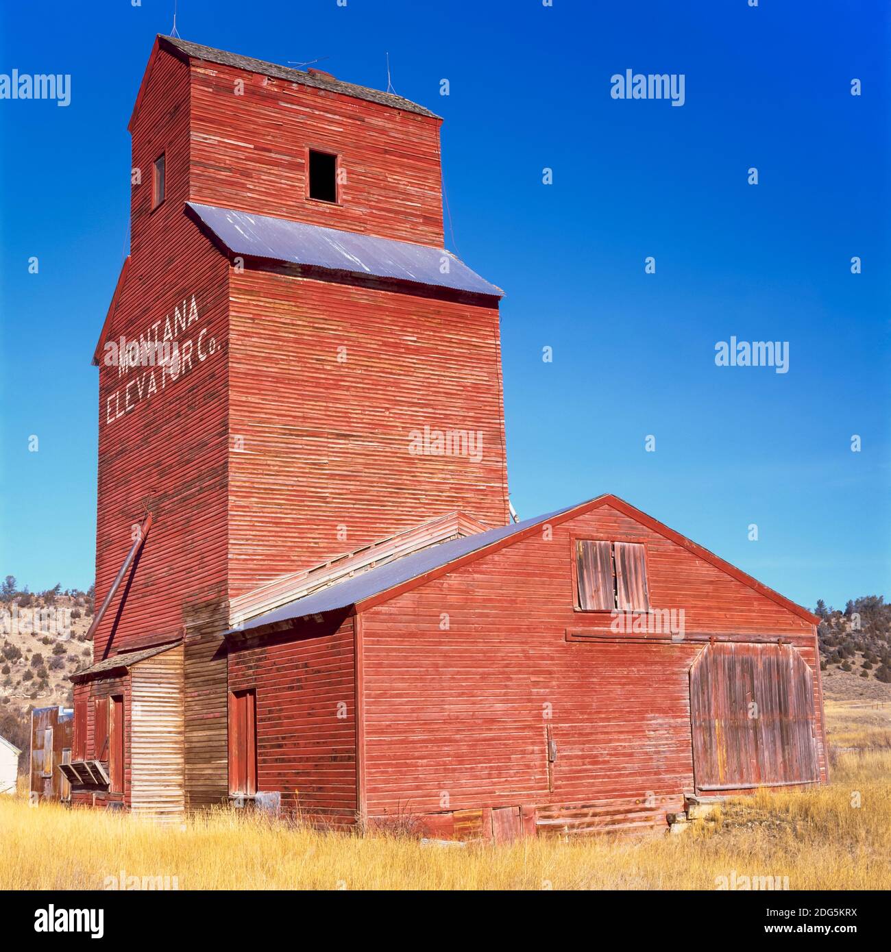 old red grain elevator near menard, montana Stock Photo Alamy