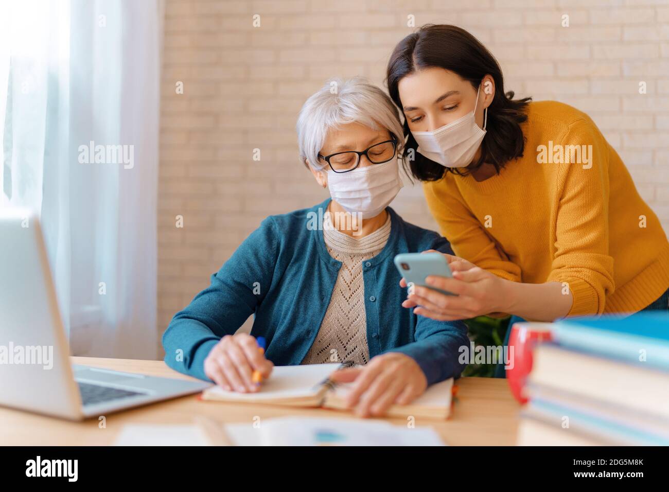 Women not wearing facemasks hi-res stock photography and images - Alamy