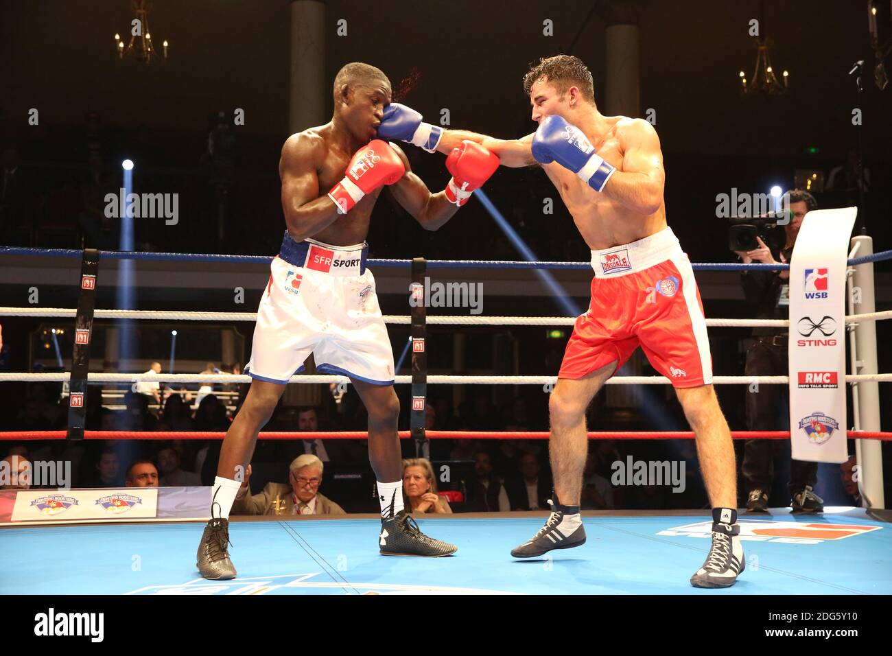 Souleymane Cissokho vs Cyrus Pattinson lors des World Series of Boxing ou  les Fighting Roosters francais affrontent les British Lionhearts, a la  salle Wagram, a Paris, France, le 23 Fevrier 2017. Photo