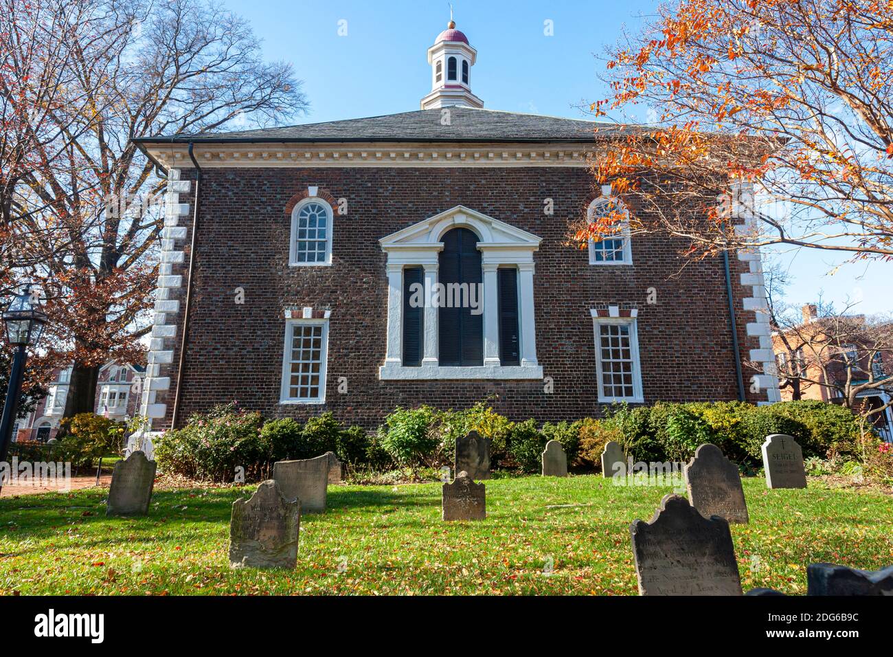 Historic Christ Church of Alexandria, Virginia (built in 1773). This is a brick colonial era building with arched Palladian windows and an old cemeter Stock Photo