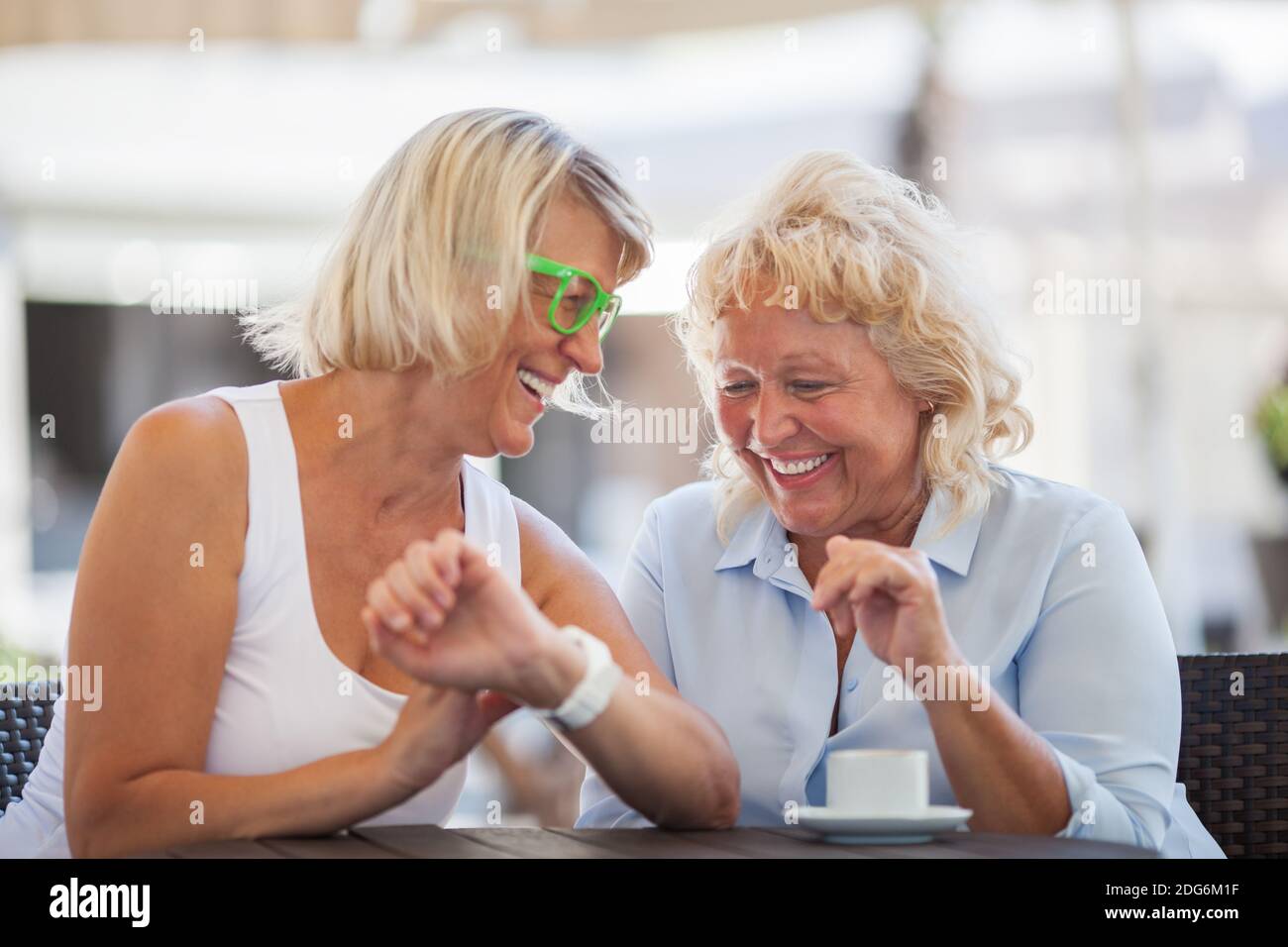 Women laughing hi-res stock photography and images - Alamy