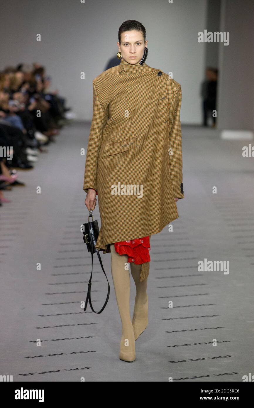 A model walks on the runway during the Balenciaga Fashion Show at FW17 held  in Paris, France on March 4, 2017. Photo by Alain Gil Gonzalez  /ABACAPRESS.COM Stock Photo - Alamy