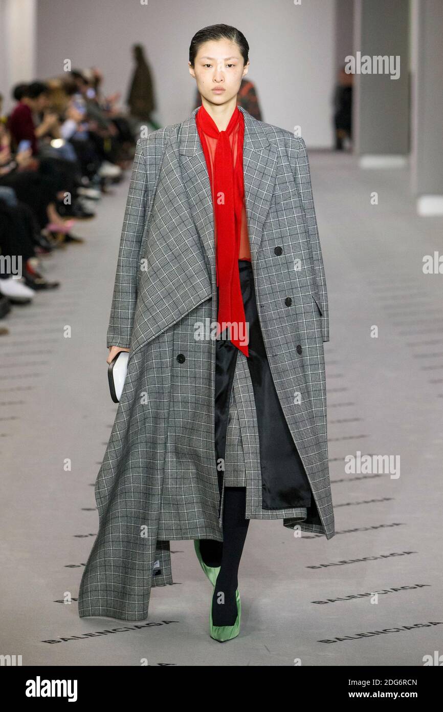 A model walks on the runway during the Balenciaga Fashion Show at FW17 held  in Paris, France on March 4, 2017. Photo by Alain Gil Gonzalez  /ABACAPRESS.COM Stock Photo - Alamy