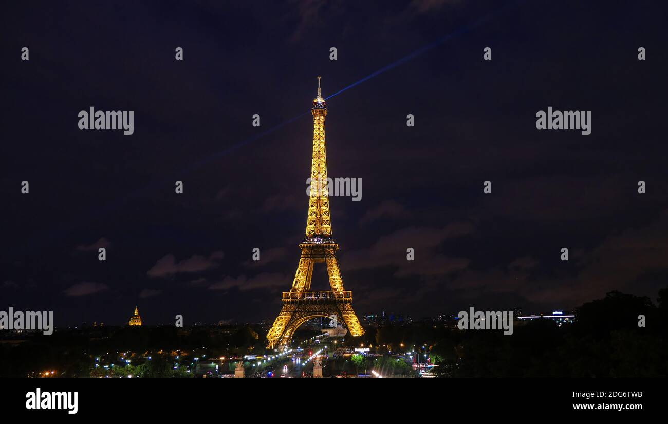 View of the light show on the Eiffel Tower, Paris Stock Photo Alamy