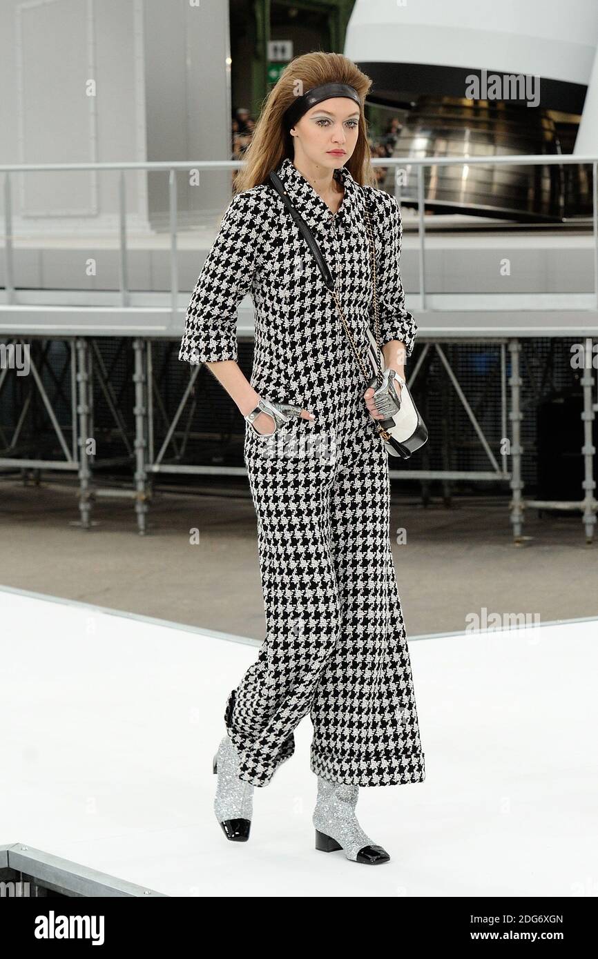 Gigi Hadid On The Runway: Photos Of Her Looks – Hollywood Life