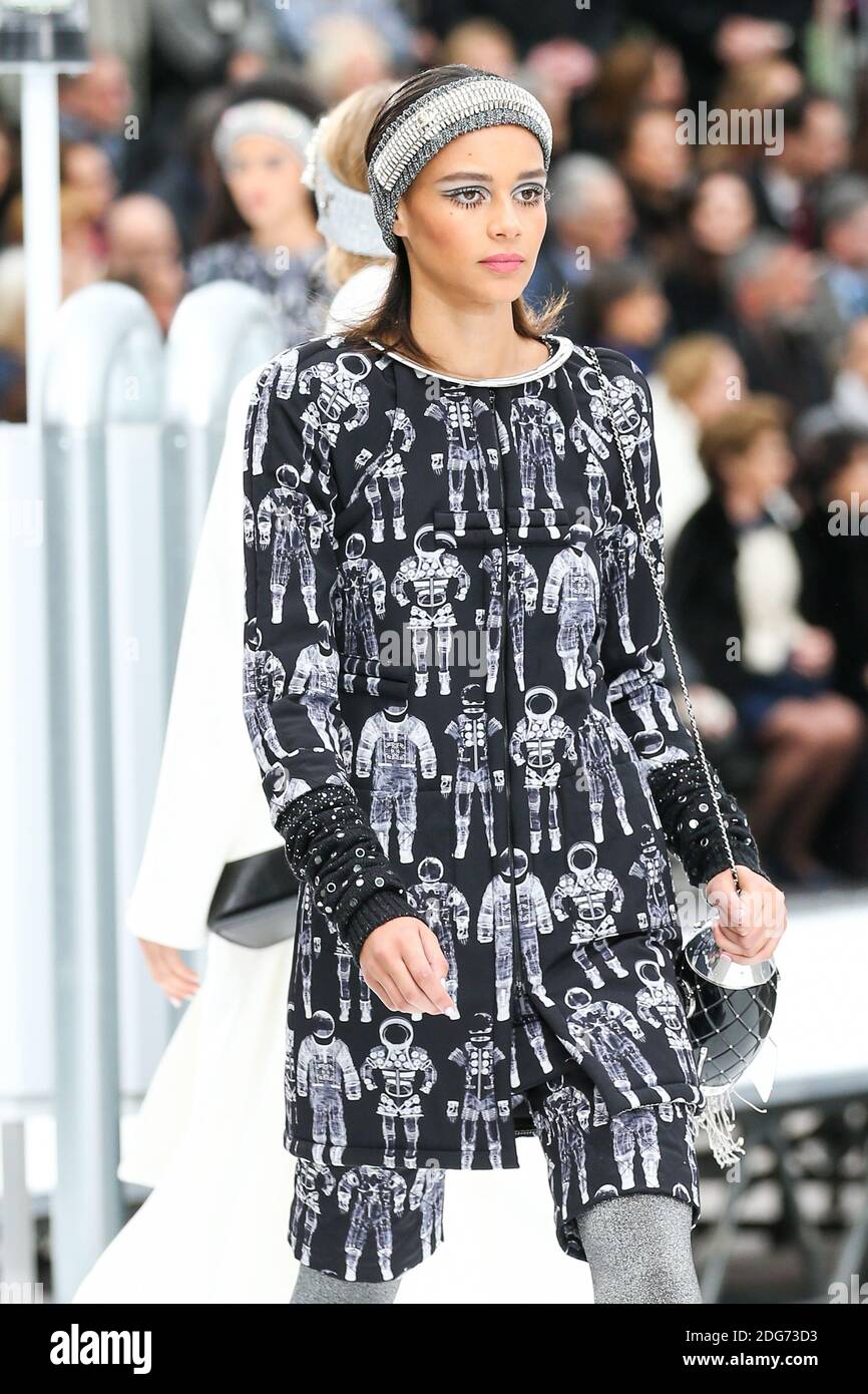 A model walks on the runway during the Chanel Fashion Show at FW17 held in  Paris, France on March 7, 2017. Photo by Alain Gil Gonzalez /ABACAPRESS.COM  Stock Photo - Alamy