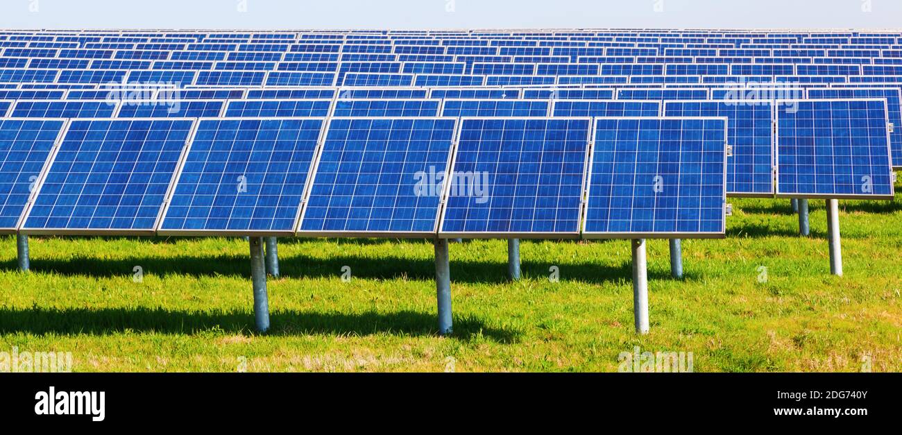 Field solar panels hi-res stock photography and images - Alamy