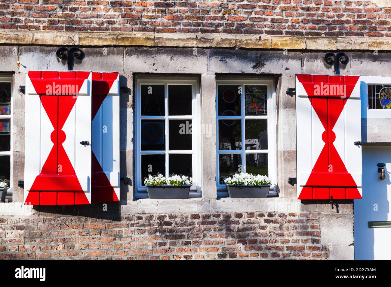 typical-dutch-window-shutters-at-an-old-stone-building-in-maastricht-the-netherlands-2DG75AM.jpg