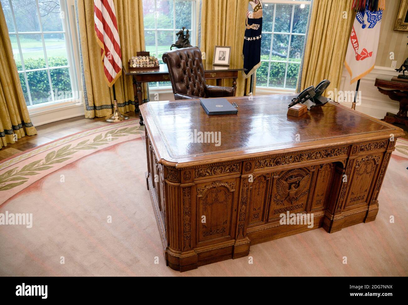Resolute desk white house hi-res stock photography and images - Alamy
