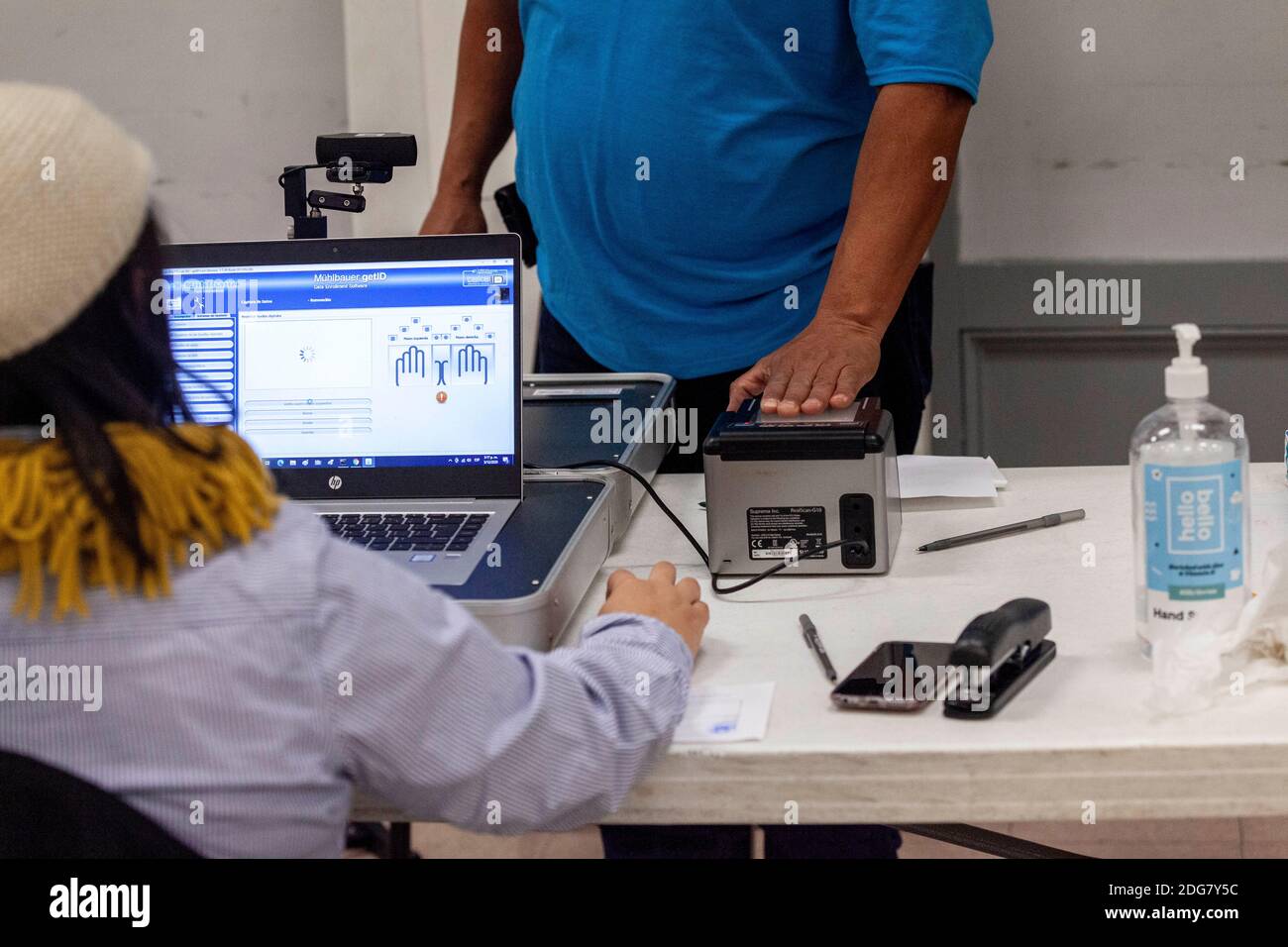 El Salvadoran immigrant gets his fingerprints scanned for his Documento Unico de Identidad (DUI), the national identification card of El Salvador.The El Salvadoran Consulate is responsible for processing identification materials for immigrants from El Salvador who live in 11 different states including North and South Dakota, Minnesota, Wisconsin, Illinois, Indiana, Michigan, Ohio, Iowa, Missouri and Kentucky. It is difficult for immigrants who do not live in Illinois to travel to Chicago, so the El Salvadoran consulate does a pop up in each state every one to two years to help get El Salvadora Stock Photo