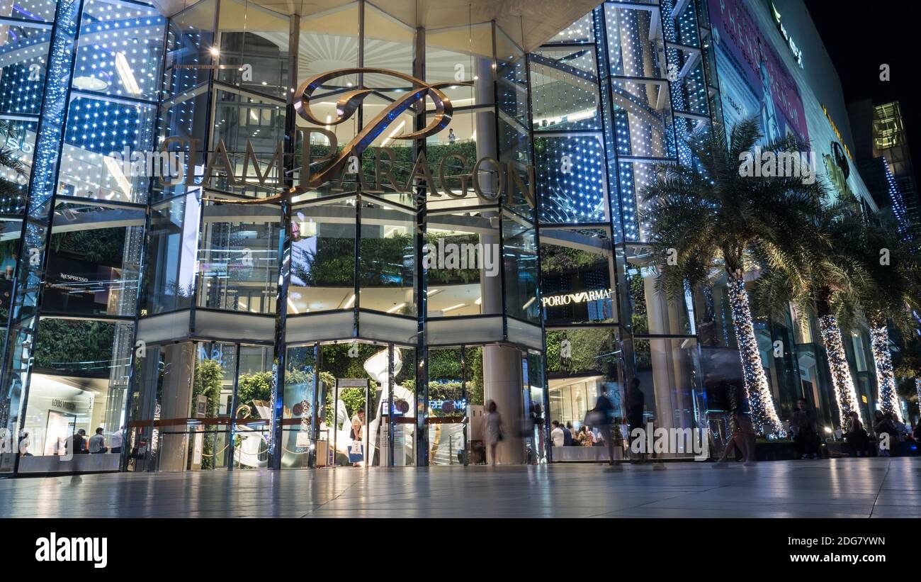 Mall entrance shopping people walk hi-res stock photography and images ...