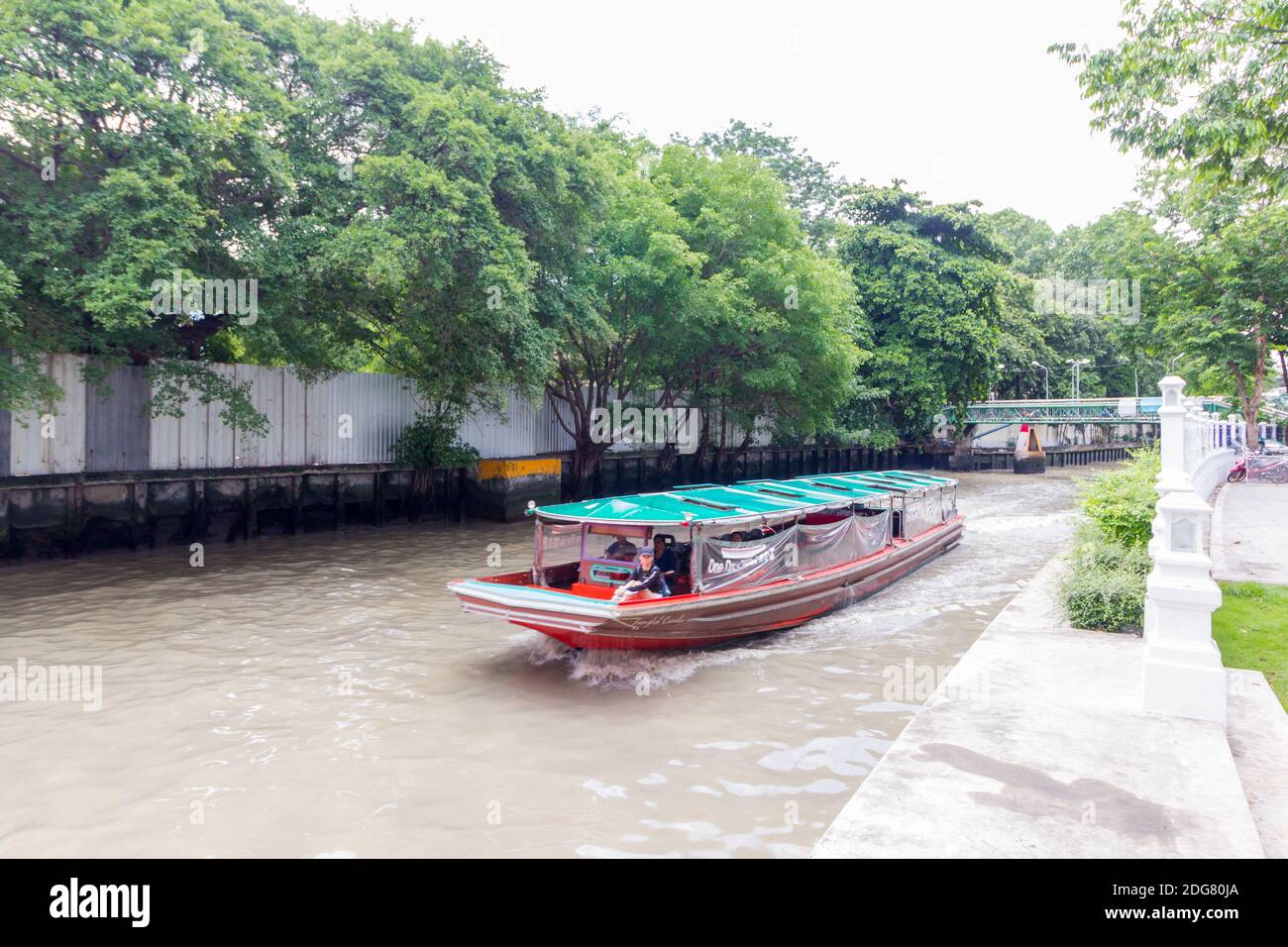 Thai Khlong Boats With Passengers In Bangkok, Thailand Stock Photo - Alamy