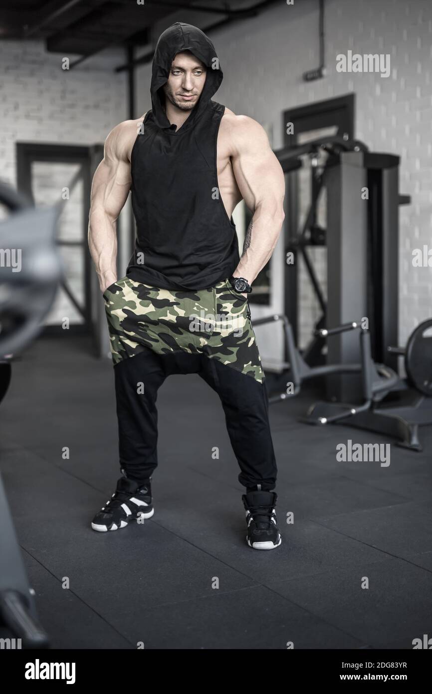 Handsome Guy Fitness Gym Pose Camera Fit Muscular Man Perfect Stock Photo  by ©klyots 208911968