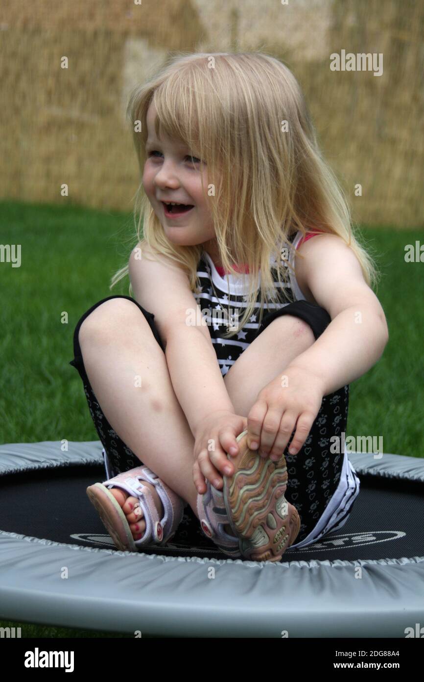 6 years girl hi-res stock photography and images - Alamy