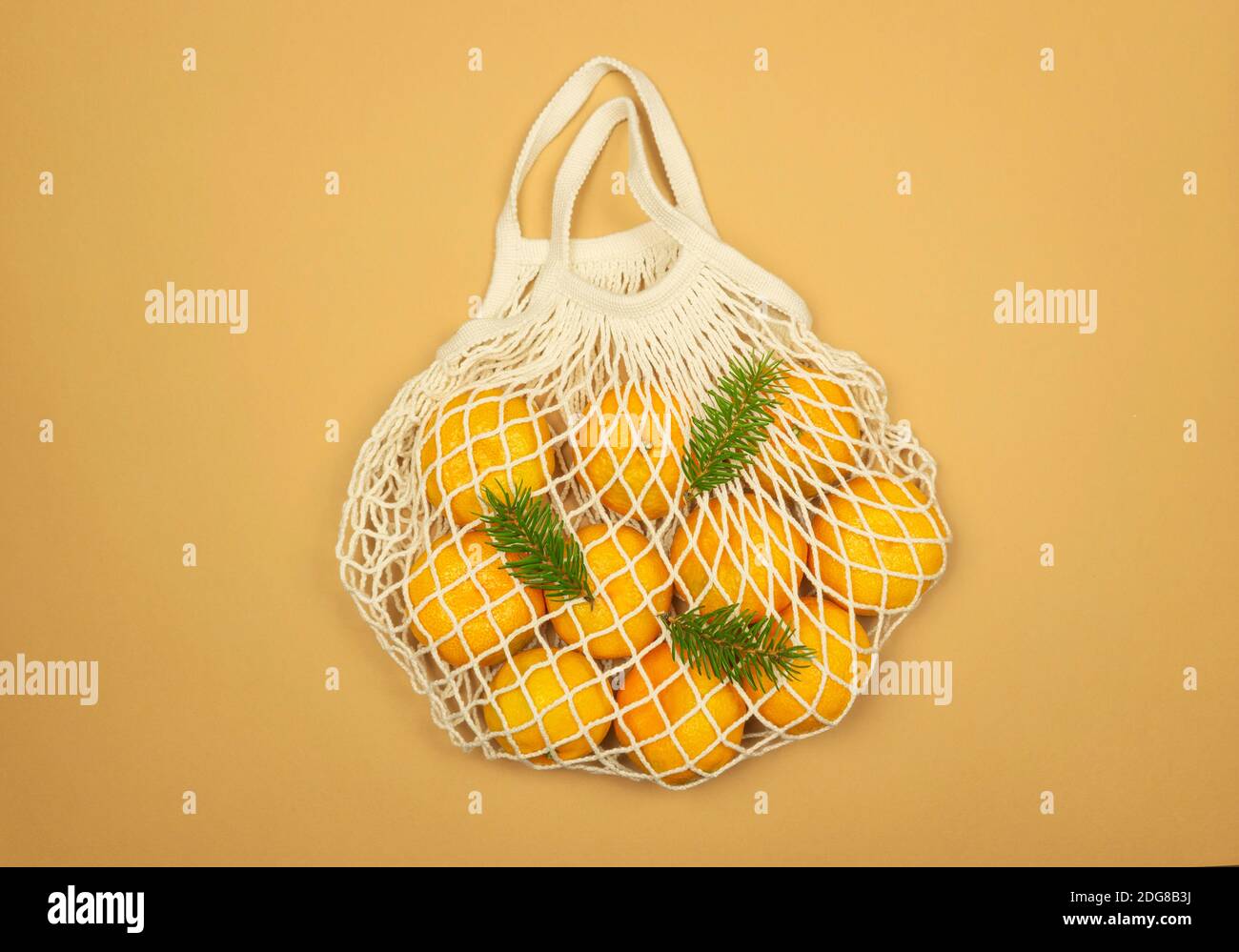 https://c8.alamy.com/comp/2DG8B3J/a-white-mesh-bag-full-of-tangerines-2DG8B3J.jpg